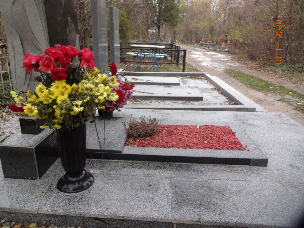 Уход за могилами в Днепре, ремонтные работы на кладбище / Фото