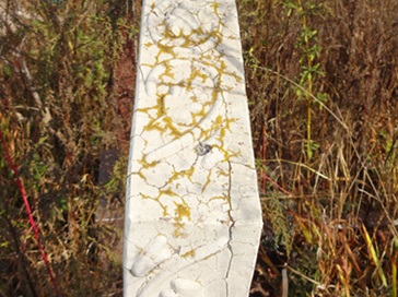 Трещины на памятнике из мраморной крошки